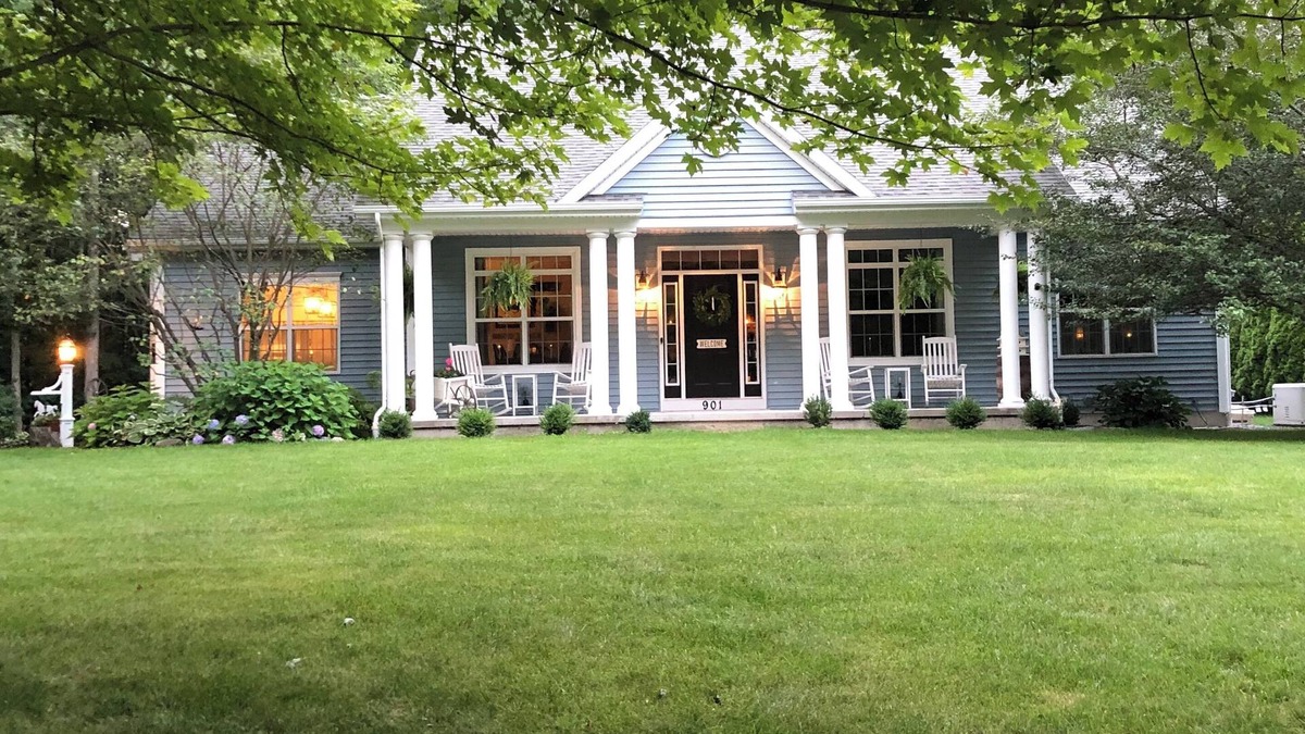 Saratoga Springs House | Saratoga Springs: TRACK, SPAC or visiting area