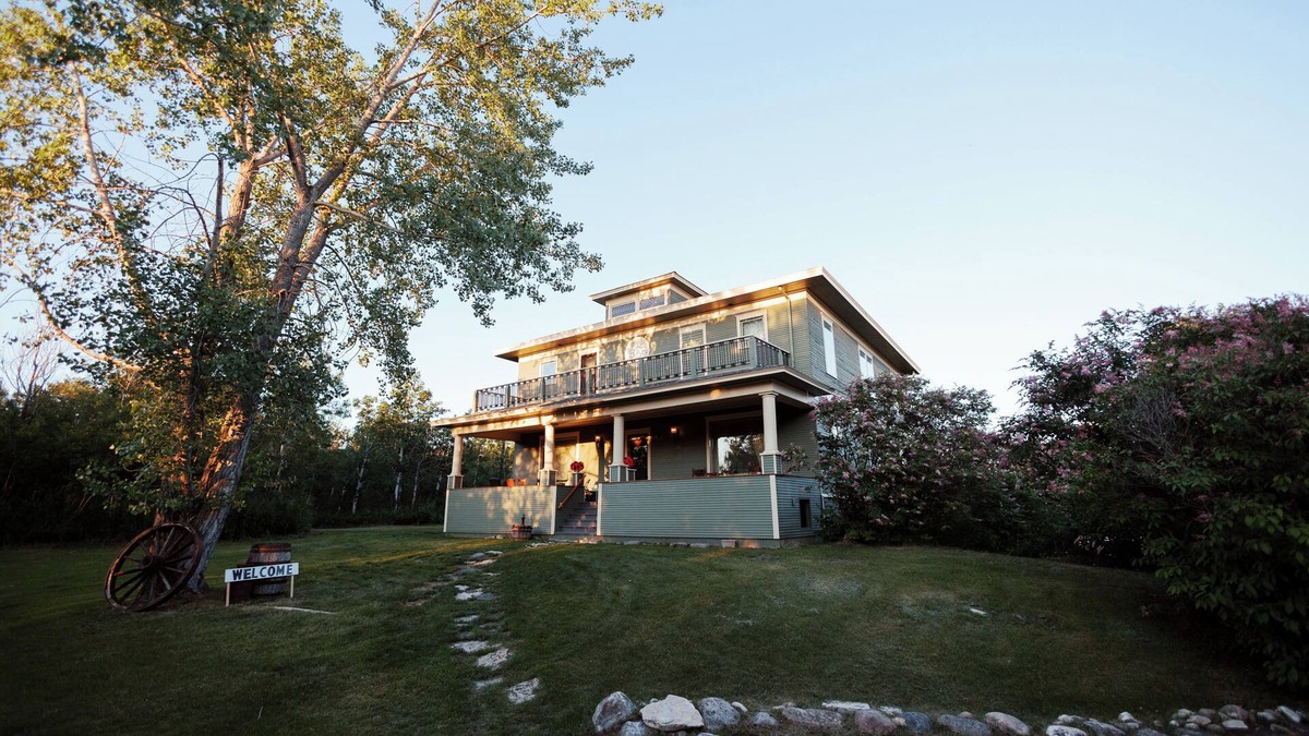 Clavet House | Saskatoon’s Crown Jewel: Victorian Mansion w Forest Views, Timeless Elegance
