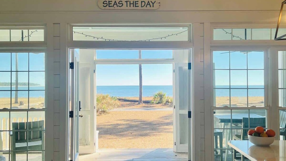 Melrose on the Beach House | Sassafrass Cottage with Ocean Vista
