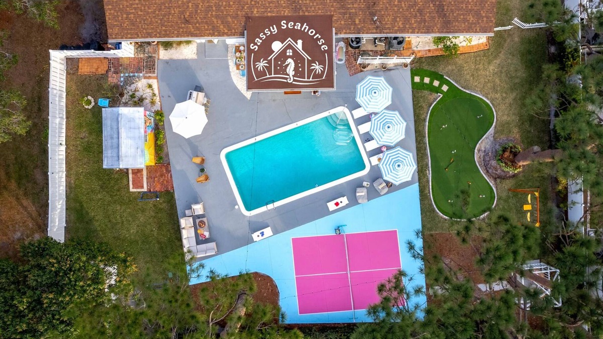 West Bradenton House | SassySeahorse: Heated Pool+Pickleball+Mini Golf+Theater+King Beds