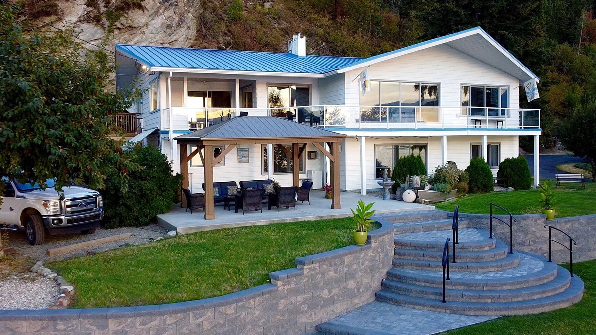 Blind Bay House | Sat-Sat Summer☀️ Water Trampoline, HotTub, Canoe,Paddle Boards,Kayaks, Dock/Buoy