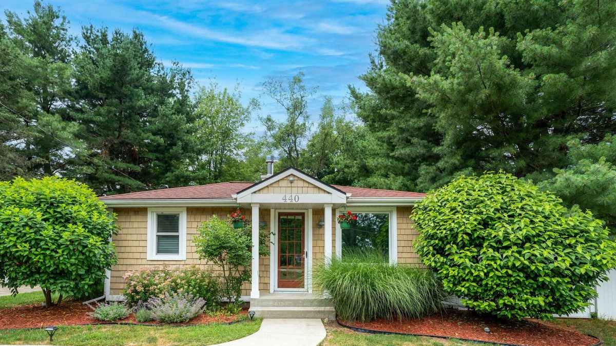Douglas Cottage | Saugatuck Area - 2BR Hot Tub, Pet Friendly, Large Fully Fenced Yard!