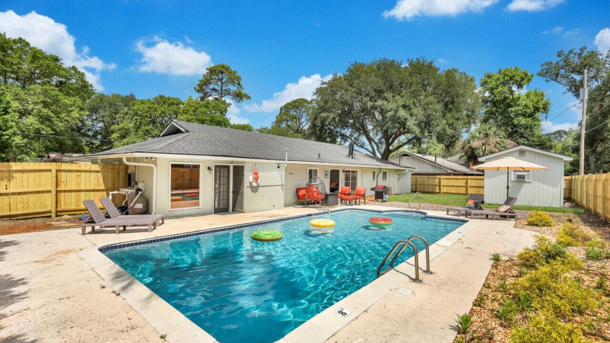 Whitemarsh Island House | Savannah Home Hot Tub|Pool|Game Rm|Sleeps 8|Pets+