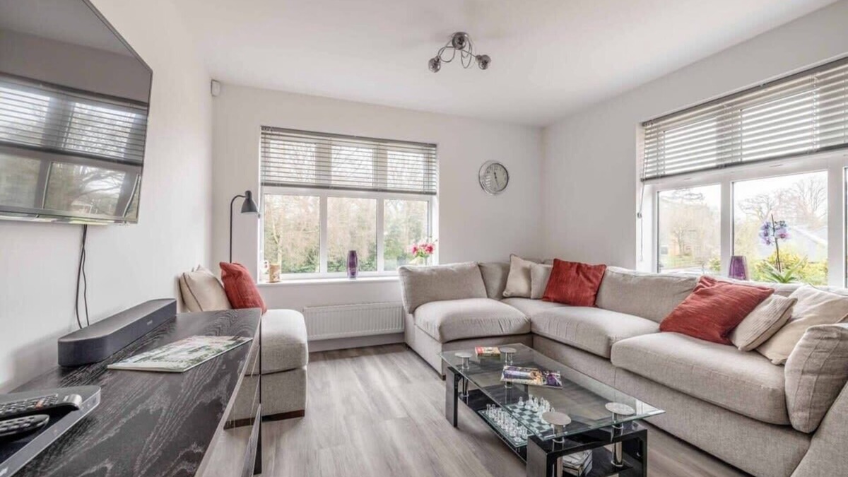 Runnymede Condo | SAVILL GARDEN ❤ VIRGINIA WATER LAKE & FREE PARKING
