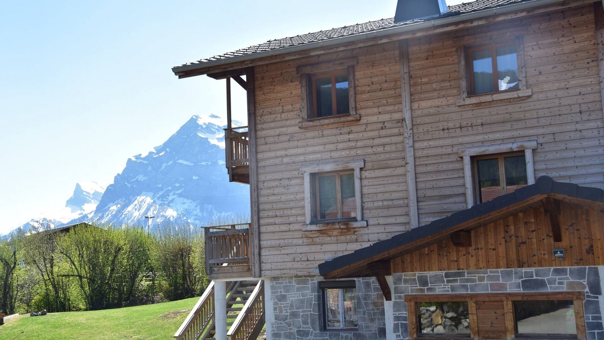 Araches-la-Frasse Ski Chalet | Savoyard chalet "Les heures claire" 8 people