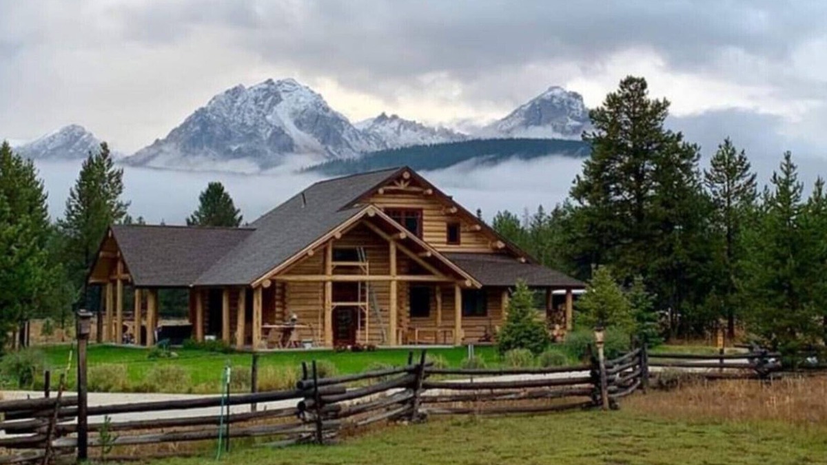Stanley House | Sawtooth Mountain Log Cabin with a View