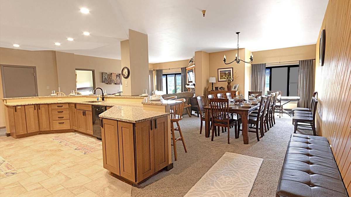 Snowshoe Condo | SC 5801: Spacious Penthouse | Huge Kitchen & Room for Everyone