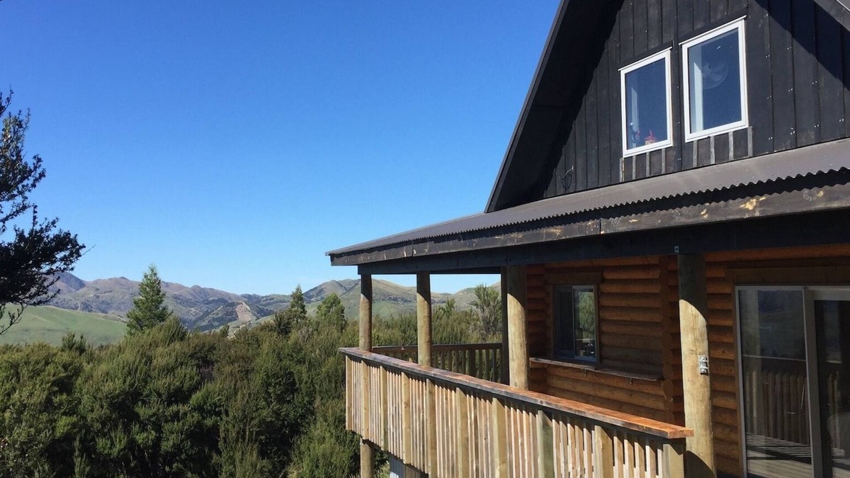 Mt Lyford Cabin | Scandinavian look log cabin with fantastic views over the mountains