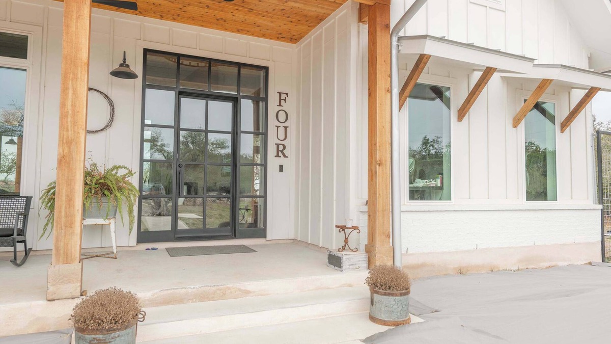 Austin House | Scarlet Ridge Retreat - Near Wineries & DT Austin!