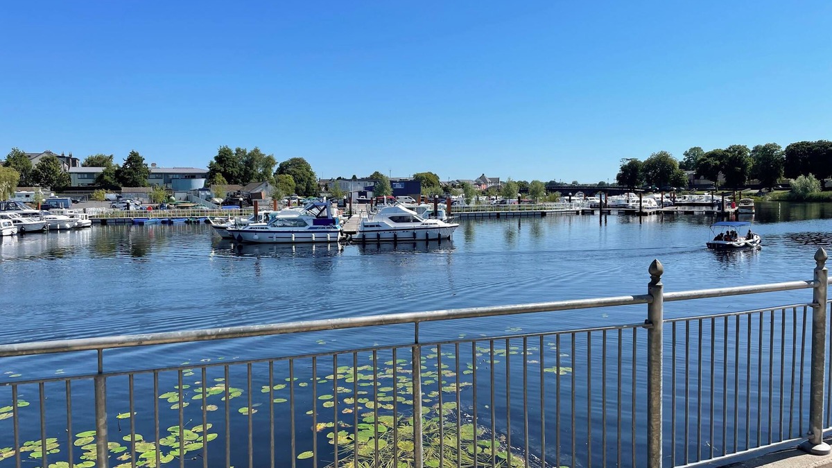 Cortober House | Scenic 3-bedroom Waterfront house with River Views in Carrick-On-Shannon