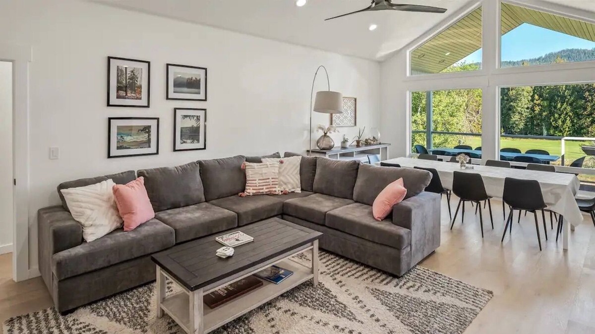 Sandpoint House | Scenic 5BR Overlooking Golf Course and Mountains