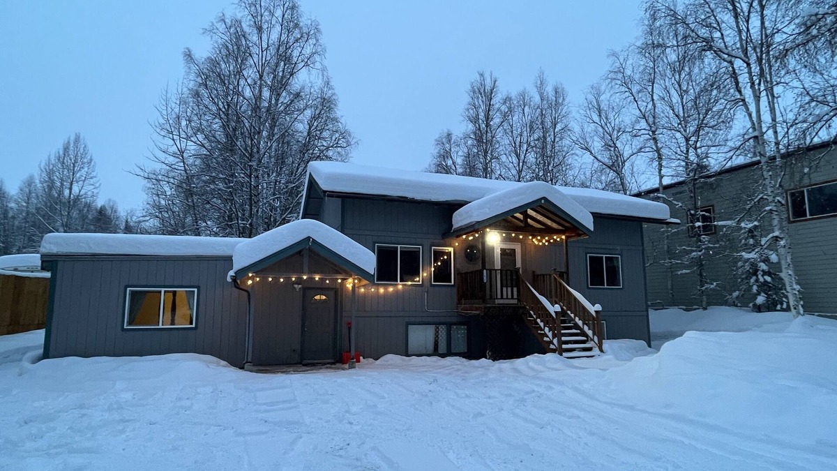 Chugiak House | Scenic Alaskan cabin in the mountains