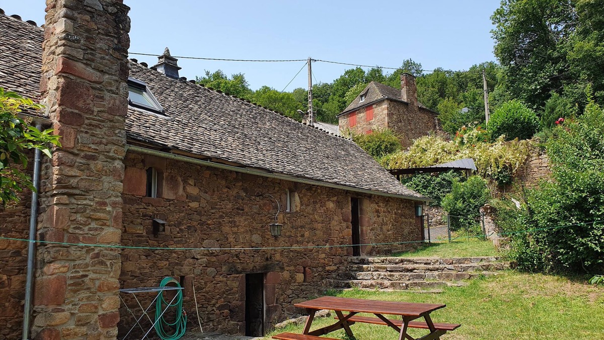 Saint-Laurent-d'Olt House | Scenic Barn Retreat: Explore and Relax in Aveyron