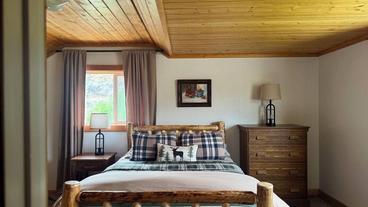 Salmon Cabin | Scenic Cabin Escape- Steps to Goldbug Trailhead