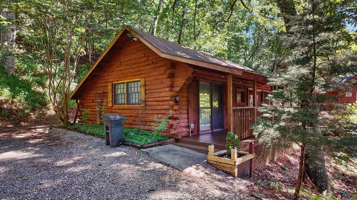 Horse Shoe House | Scenic cabins with fireplaces, children's items, W/D, and AC - dog-friendly