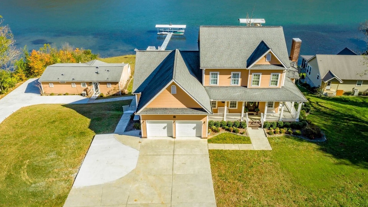 Chattanooga House | Scenic City Cove | Large Main + Guest Riverfront Home | Sleeps 19