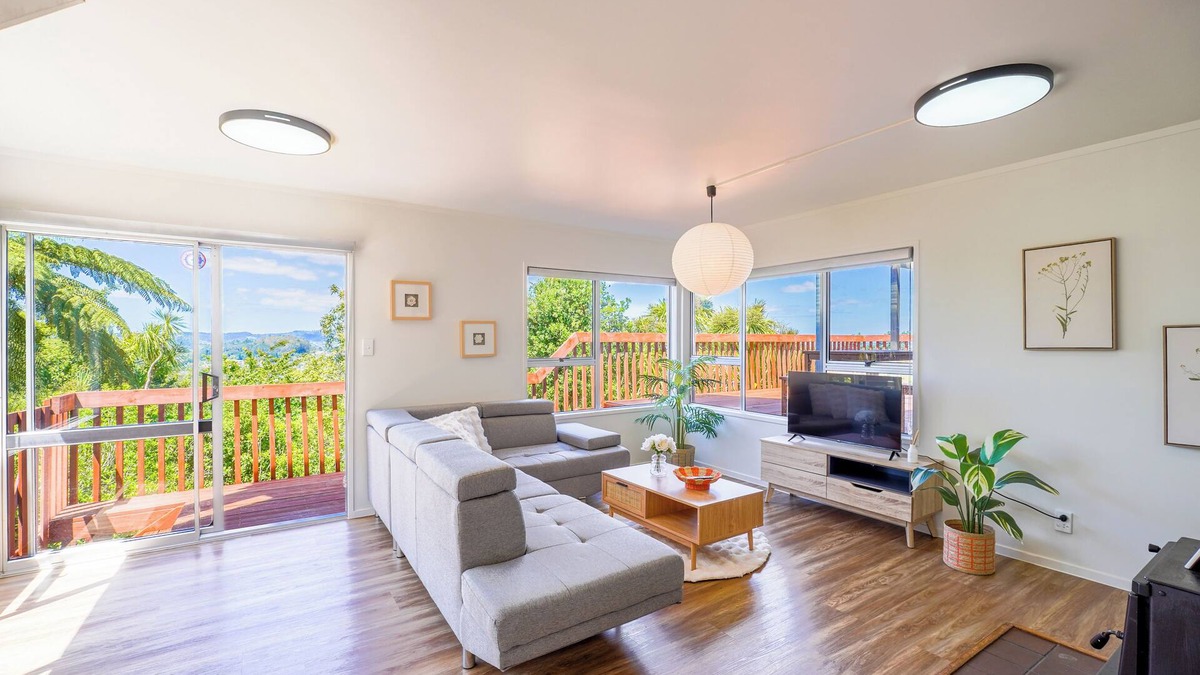 Whangarei House | Scenic Escape with Stunning Sea Views in Raumanga