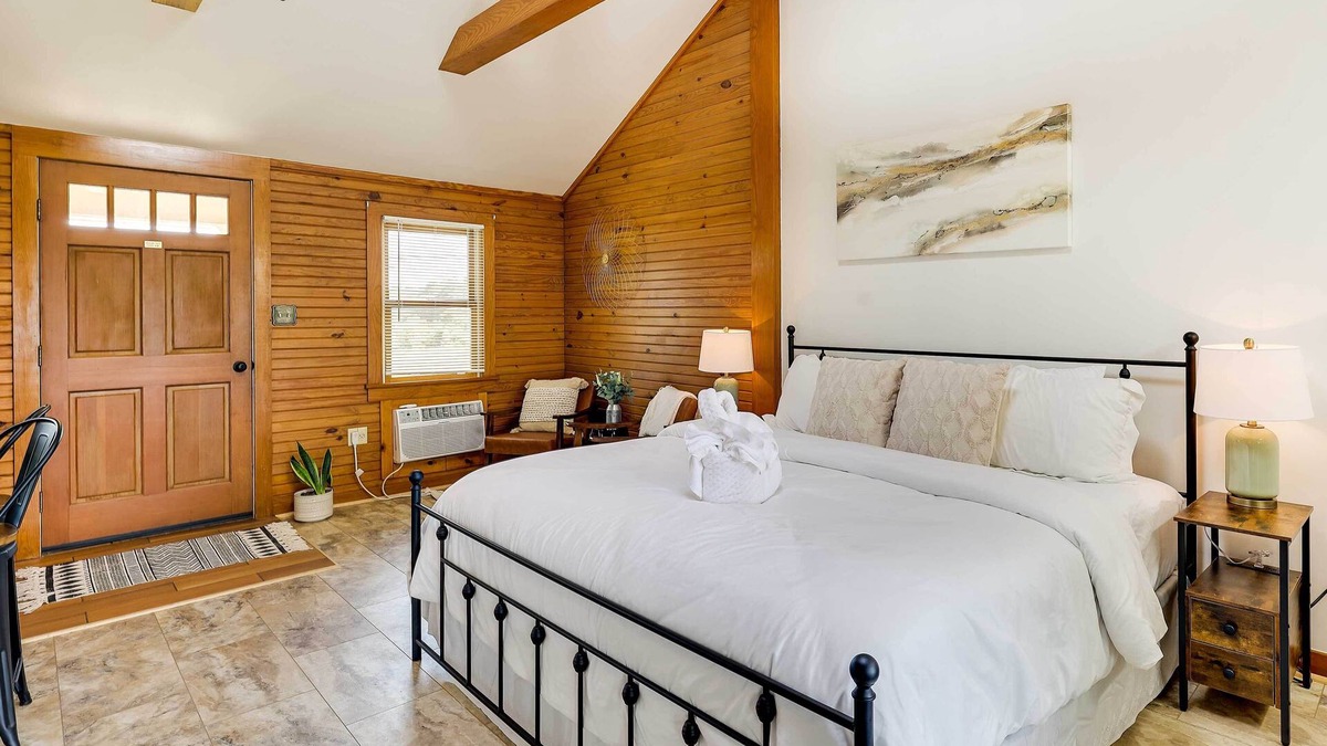 Eureka Springs Apartment | Scenic Eureka Springs Cabin Rental w/Balcony!