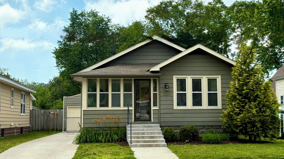 Lakeside House | Scenic Fall Getaway – Cozy Porch & Fire Pit Near Lake Michigan, Pet Friendly