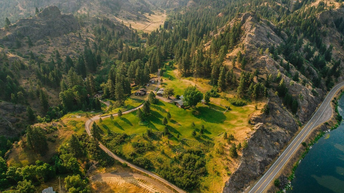 Cascade House | SCENIC HIDDEN VIEW ESTATE Next to the Missouri River