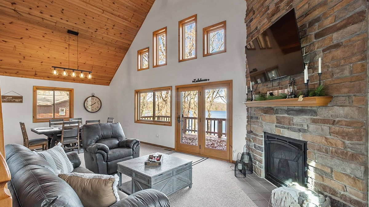 Oxford Cabin | Scenic Lake Views & Adventure Near the Dells