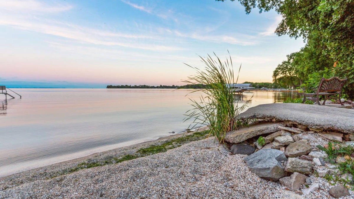 Neenah House | Scenic Lake Winnebago, Hot Tub, Tiki Bar, camp fire, fishing, and more!