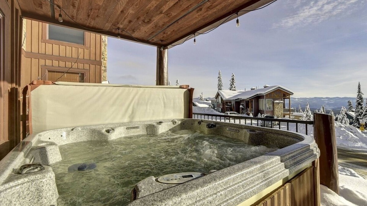 Snow Pine Estates Ski Chalet | Scenic Lodge ~ Ski-In Out ~ Hot Tub ~ Free EV Charging