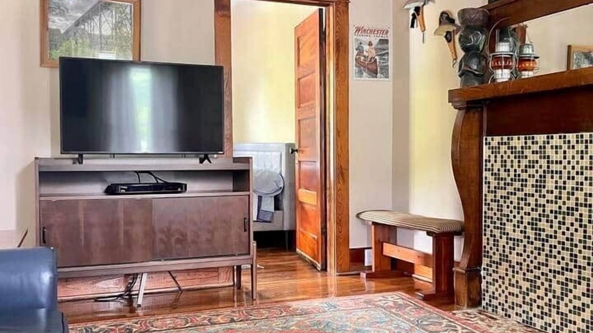 Meadow Bridge House | Scenic Mountain & River View – Walk to New River