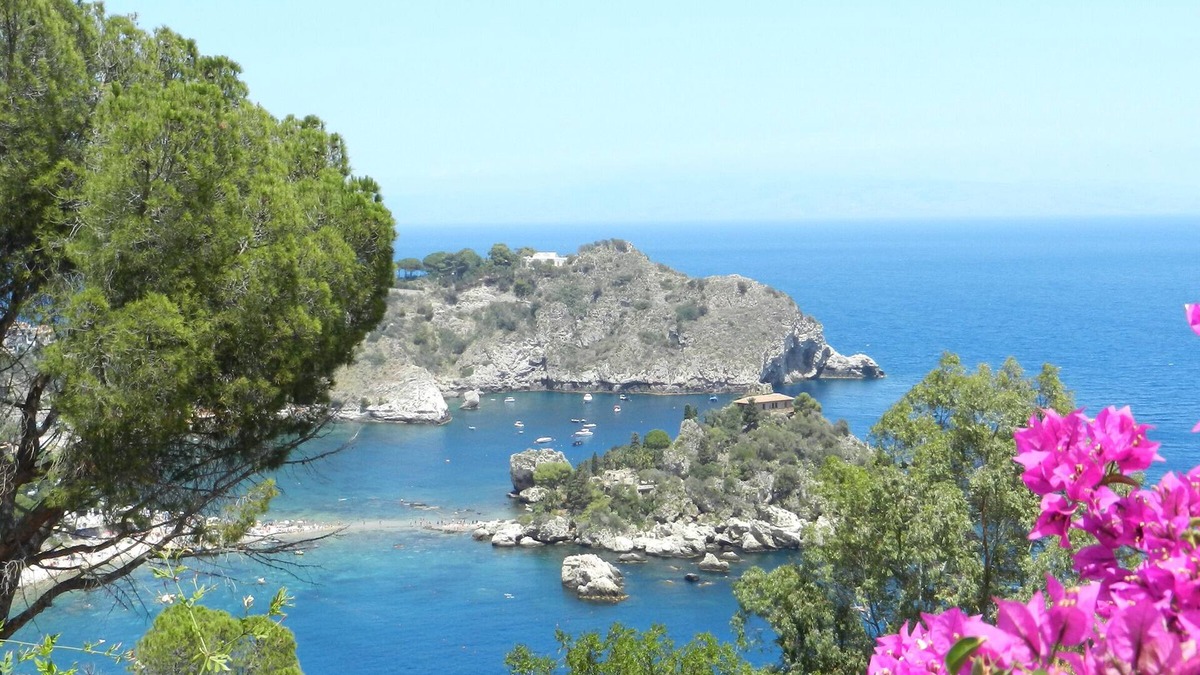 Forza d'Agro Apartment | Scenic mountain villa in vineyards in quiet area in Forza d'Agrò near Taormina