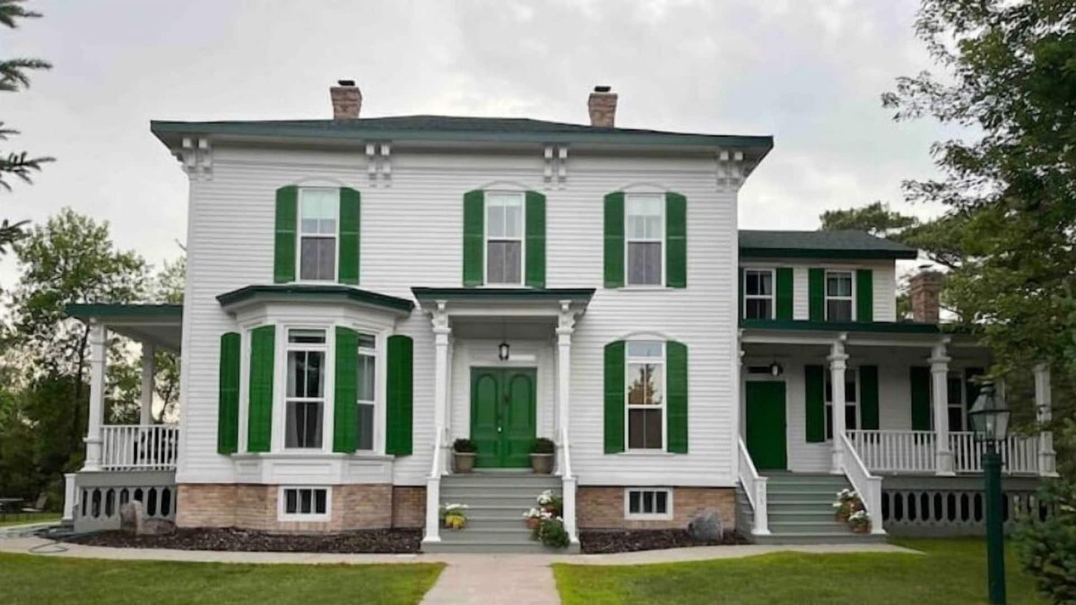 Fergus Falls House | Scenic River Views / Screened Porch / Restorative Getaway