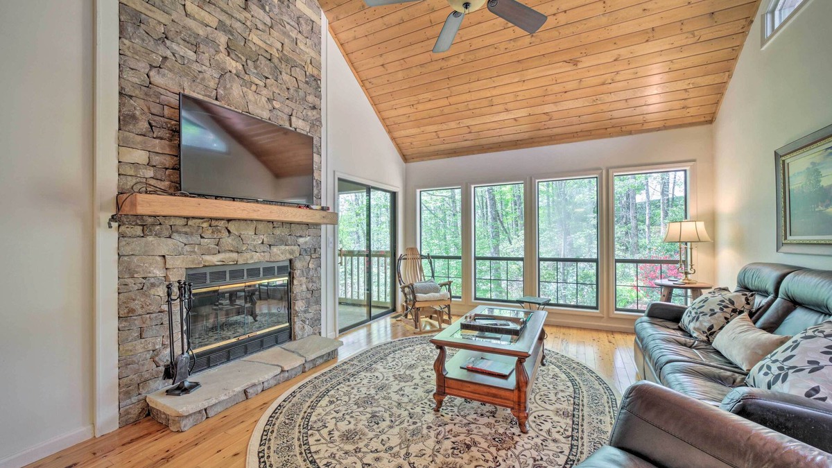 Sapphire Condo | Scenic Sapphire Condo w/Deck + Gas Grill!