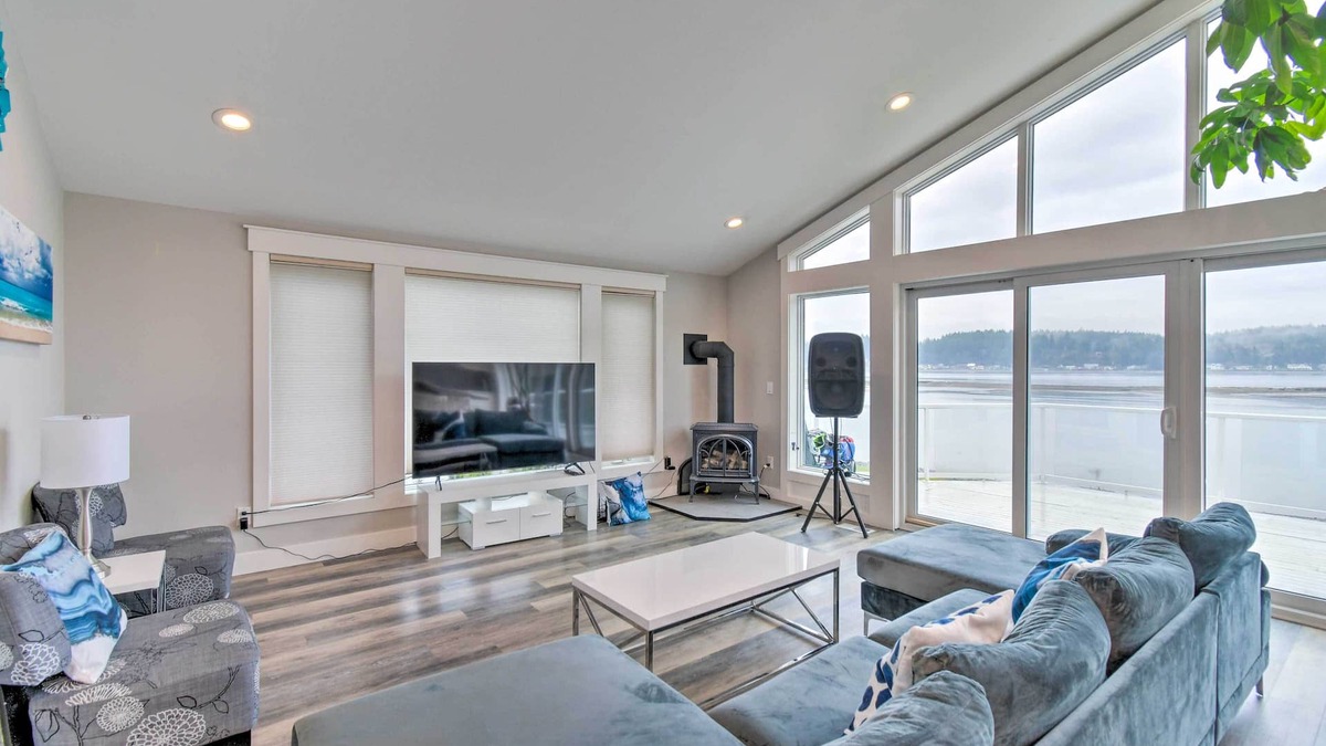 Allyn House | Scenic & Spacious Getaway on North Bay w/Deck!