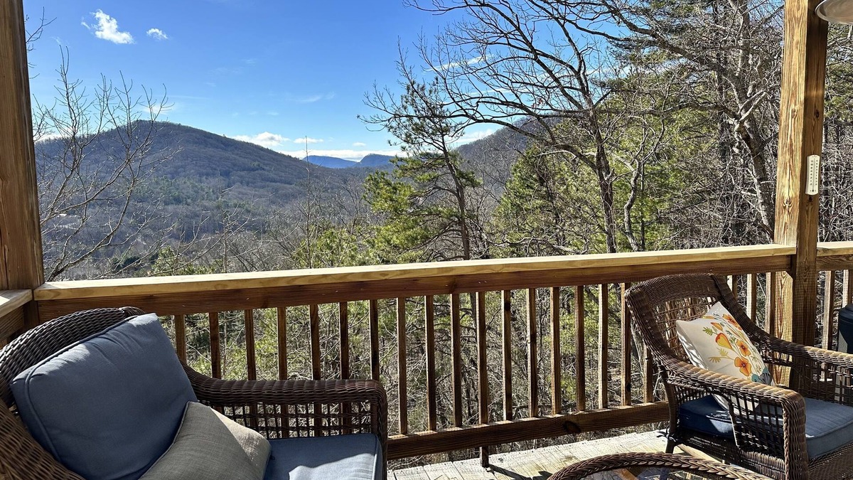 Clayton House | Scenic Summer Stay-Pet-Friendly-Accessible