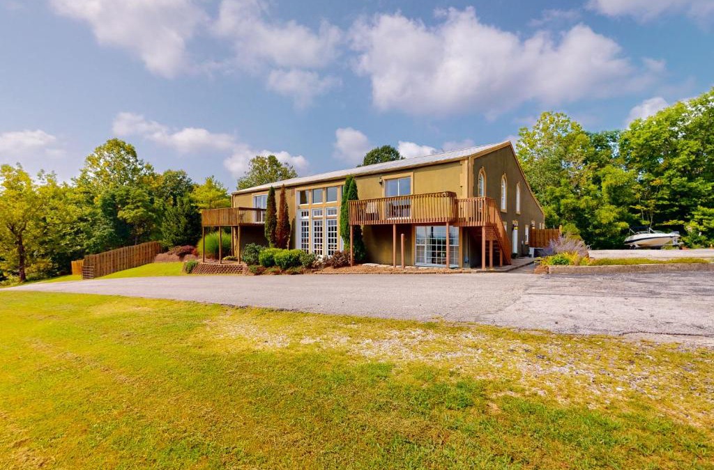 Bloomington House | Scenic View Lodge - Entire Property