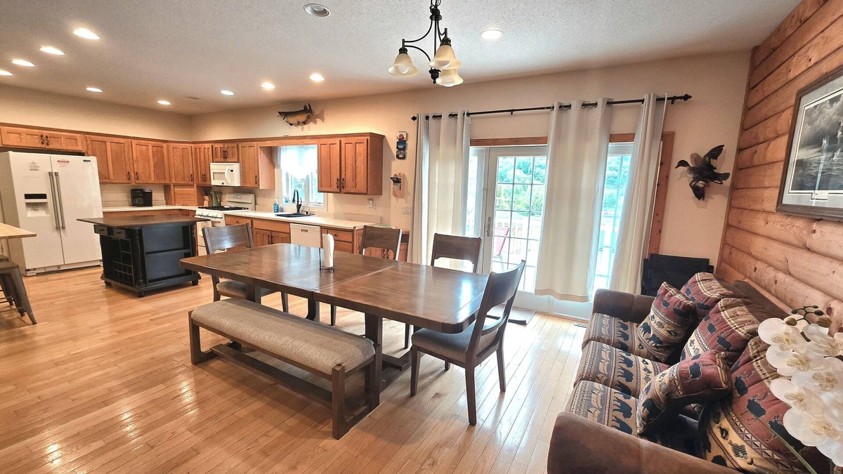 Lansing House | Scenic View Lodge- w/hot tub & POOL