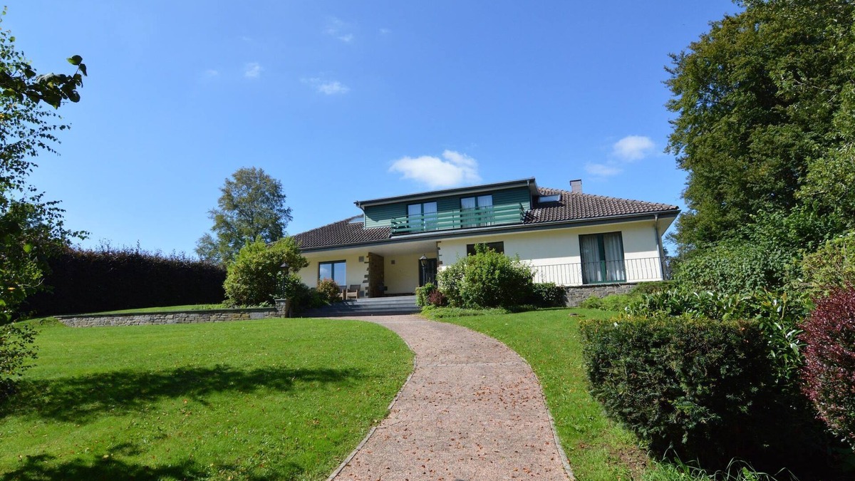 Walk Villa | Scenic Villa near Lake View