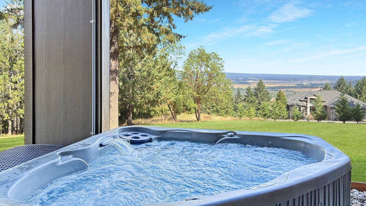 Cornelius Apartment | Scenic Wine Country Retreat. Hot Tub, Spa Bath + Covered Patio w/Views