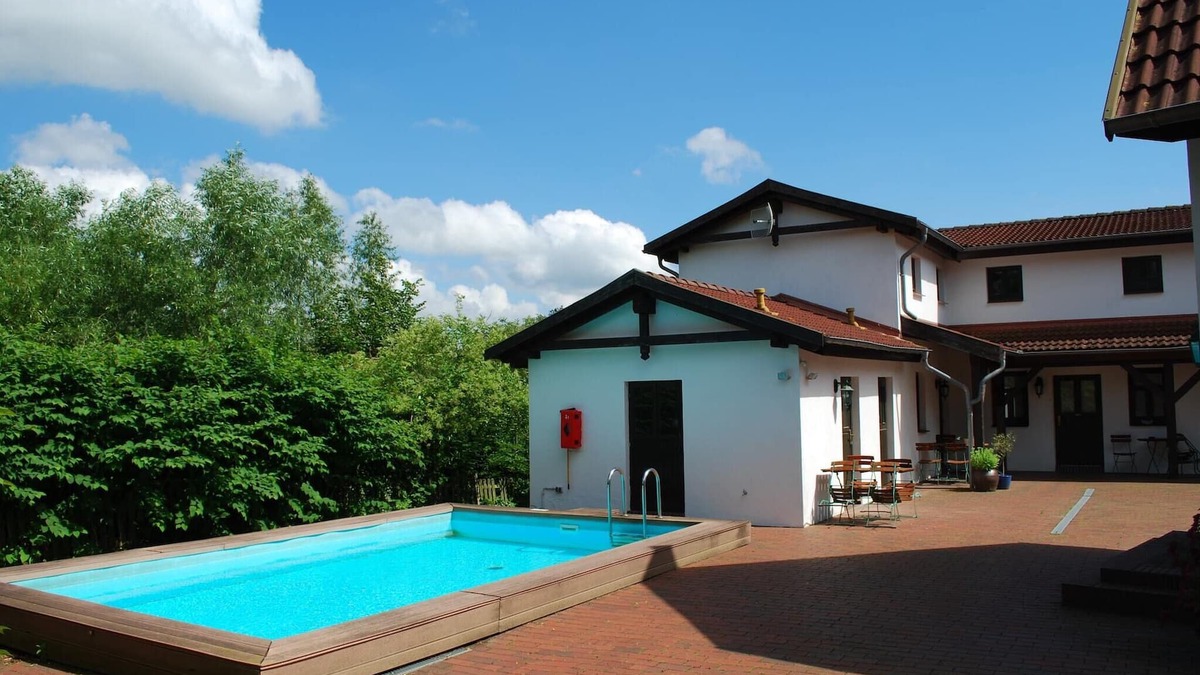 Dargun Villa | Schönes Ferienhaus in Dargun mit Pool