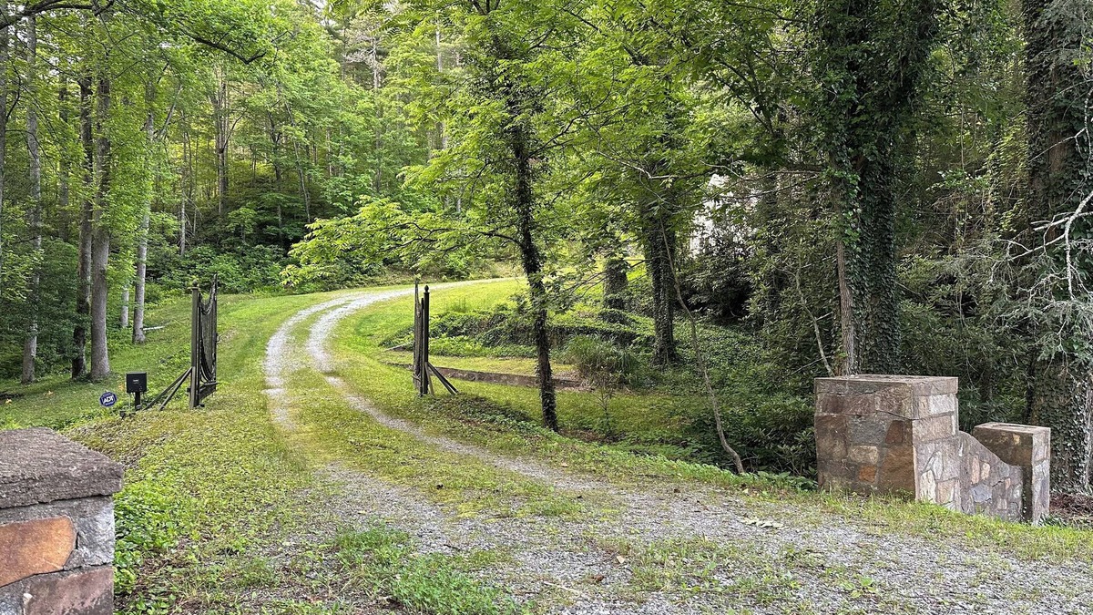 Rosman Cottage | Schalk's Big Woods Cottage