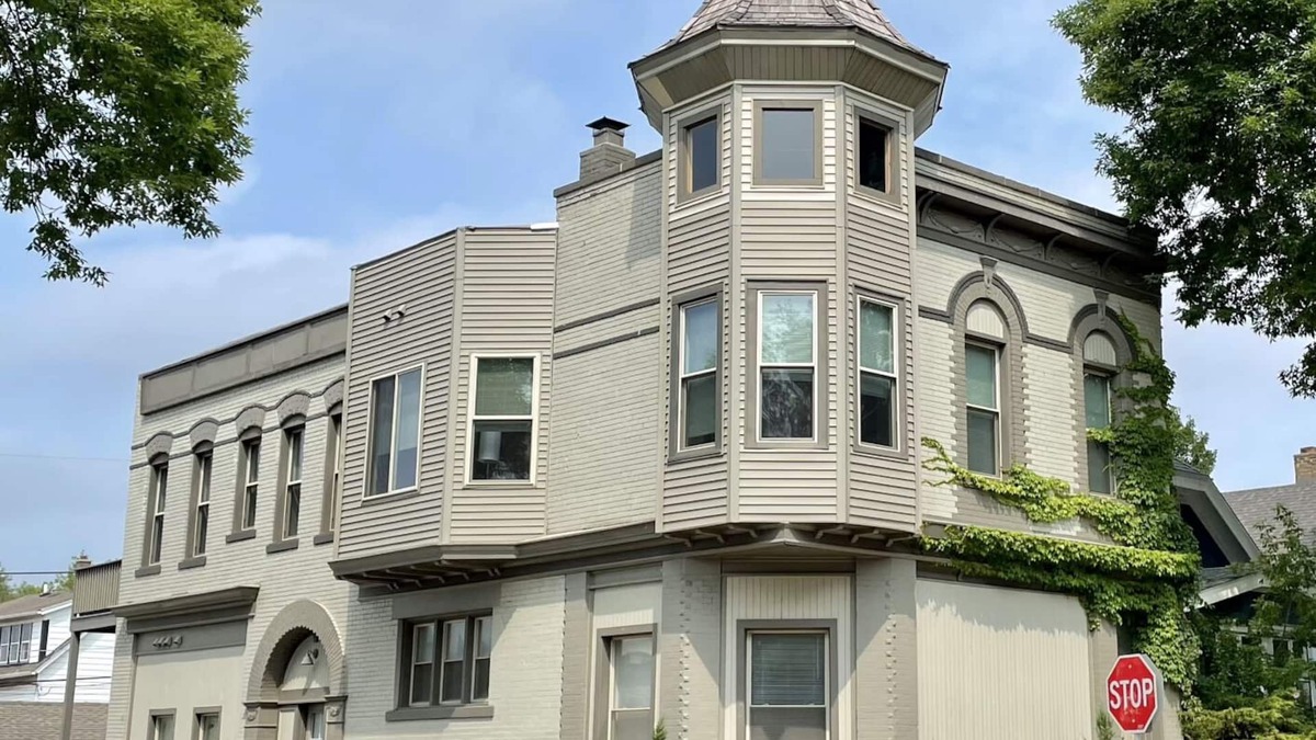 Bay View House | Schlitz Castle: Huge 5BR/4BA Sleeps 12 w/Double Kitchens & Living Rooms
