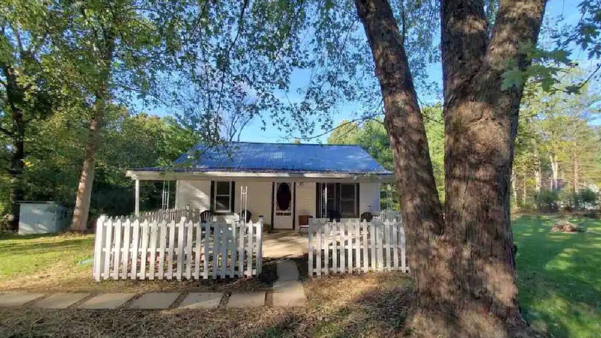 Bloomington Cottage | School house cottagen