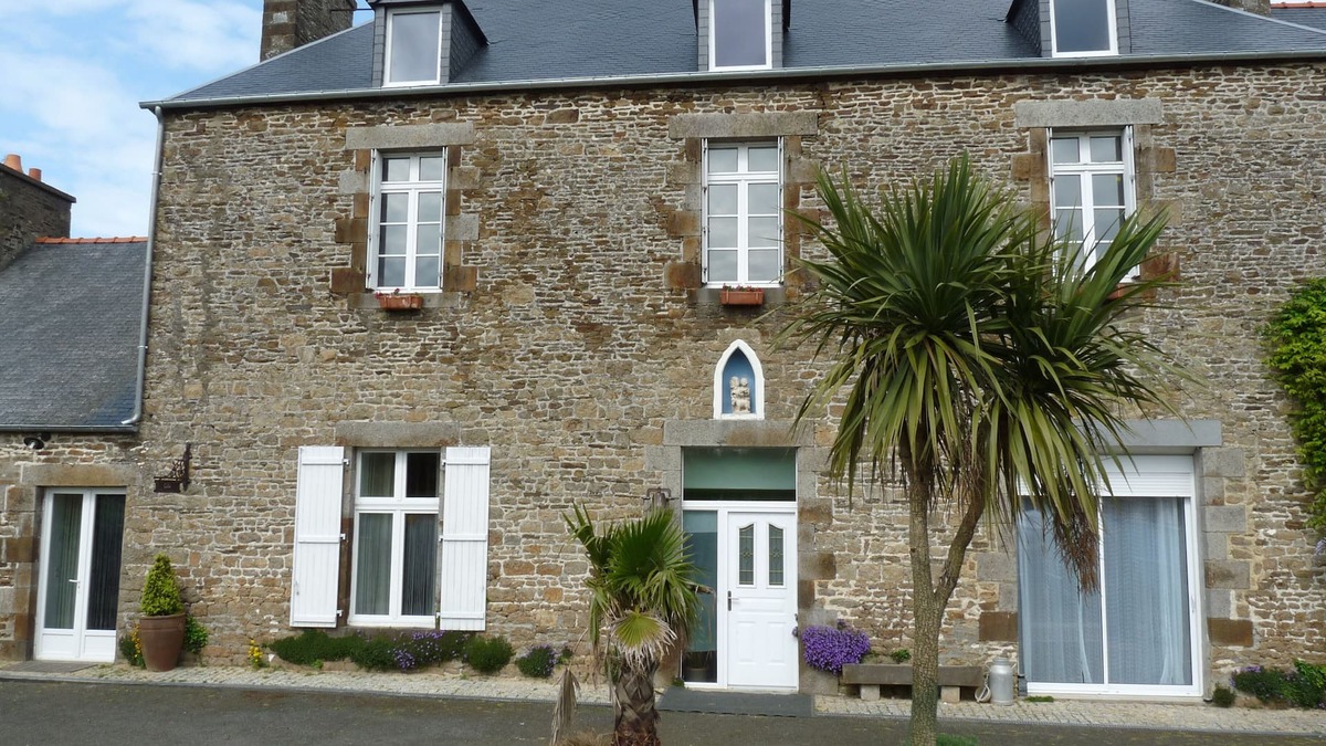 Saint-Broladre Cottage | Schoolboy Bay, 3 *, 6 people, old school in Mont St Michel