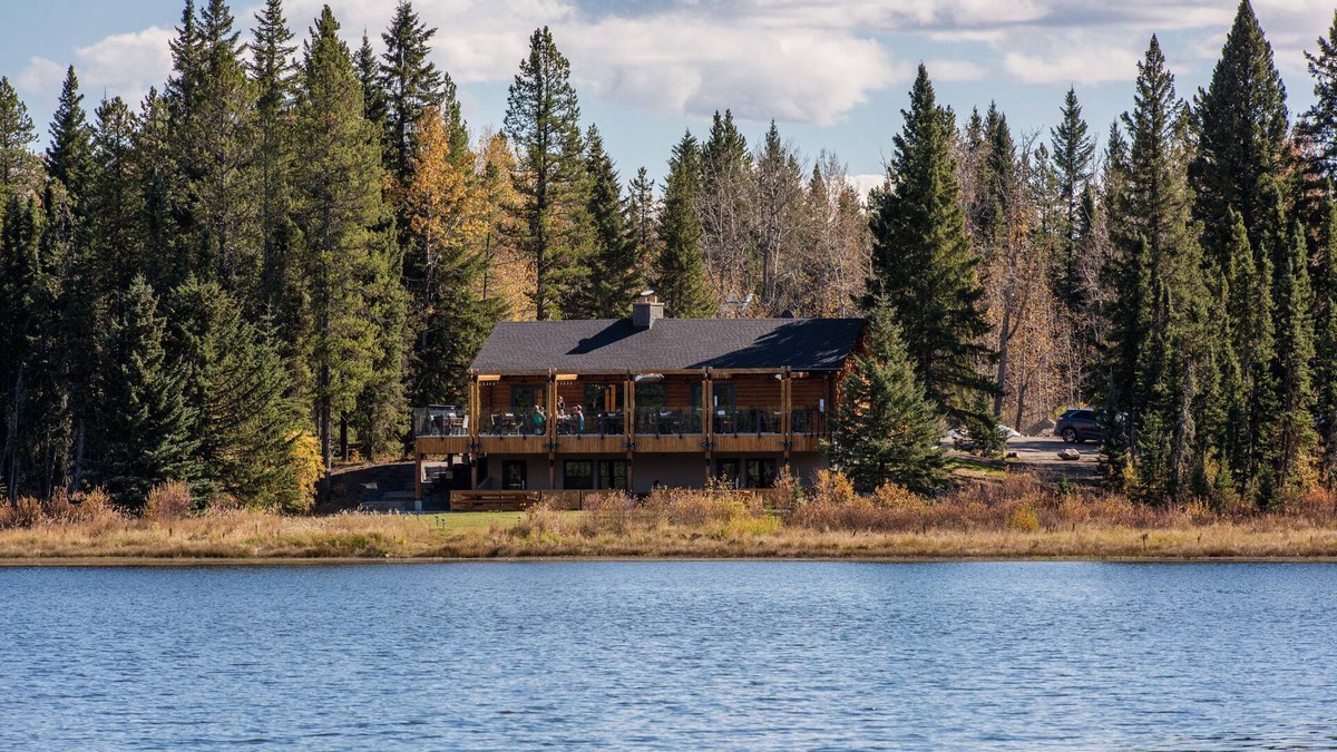 Sundre Hotel | Schott’s Lake Conference & Resort