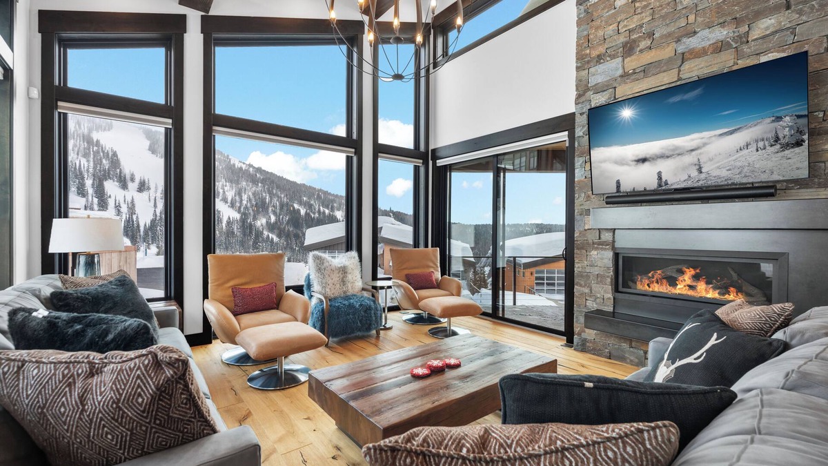 Sandpoint House | Schweitzer Ski-in/Ski-out, Hot Tub, 4 kings, Short Walk to Village, NEW BUILD