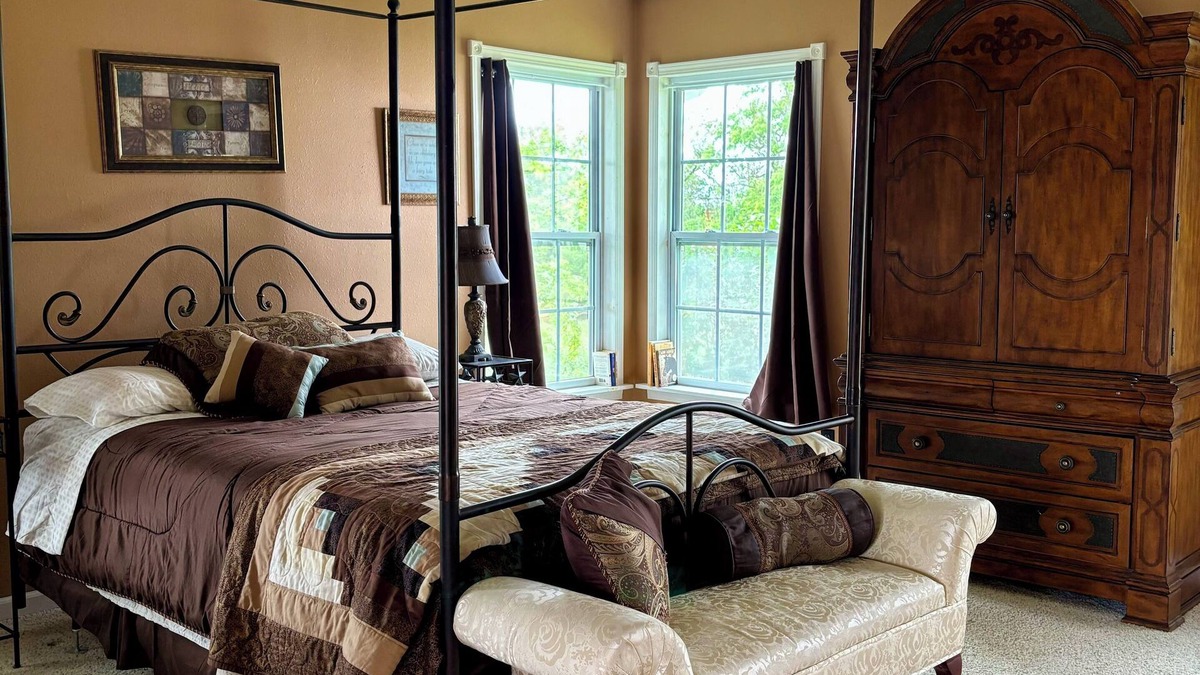Shelbina House | Schwieter Land & Livestock offers cowboy charm plus all the modern amenities
