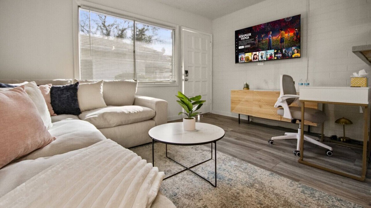 Peaceful Valley Apartment | Scottsdale Luxury Studio- Free Parking - Luxe Bed
