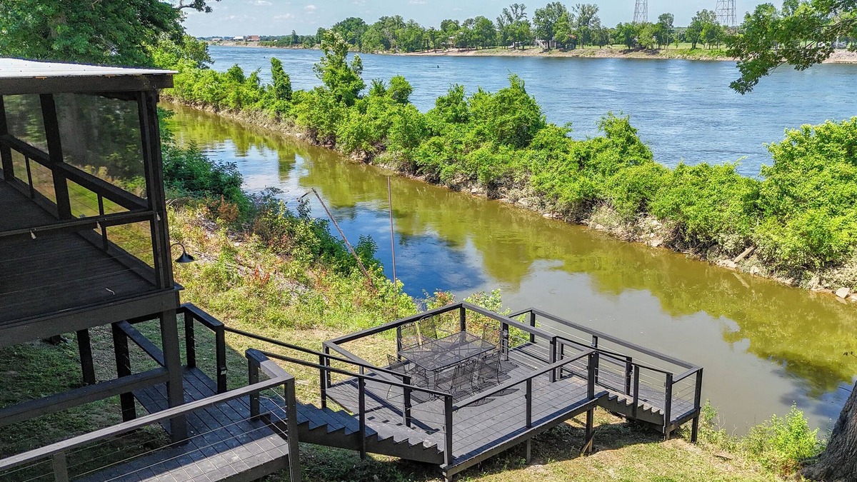 Counce House | Screened Patio on Pickwick River- Boat & RV Parking, Fishing Pier- Dogs allowedn