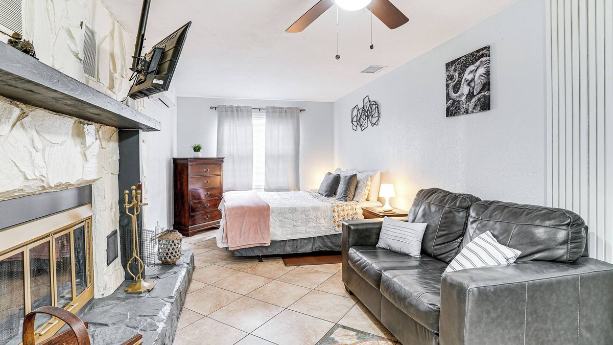 University Apartment | Screened Porch: Tampa Studio 4 Mi to Busch Gardens