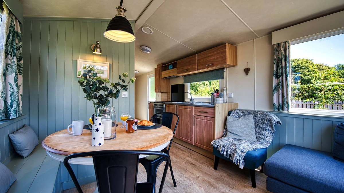 Hartland House | Scrumpy Duck, with private garden, sleeps 6 in coastal village