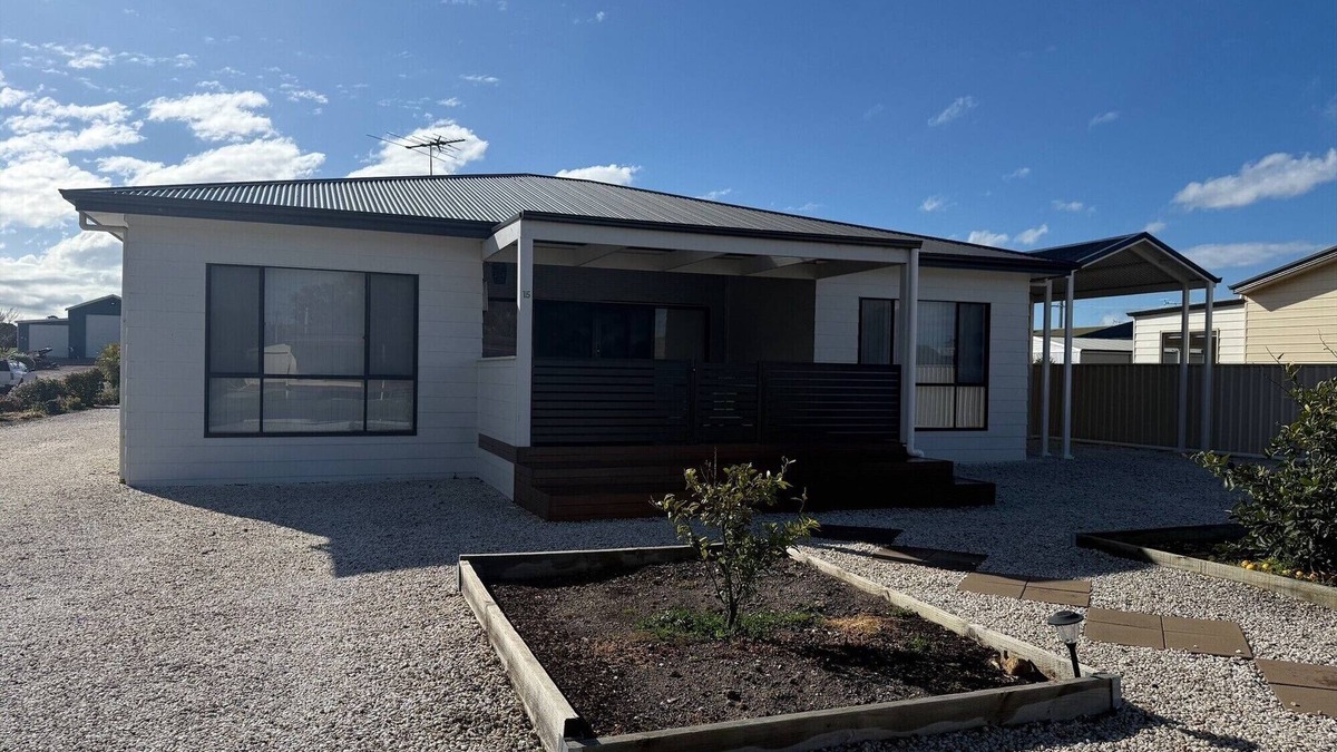 Melville House | Sea Breeze @ Coobowie ~ Close to beach and Pub!